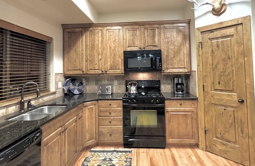 Pinebrook House | BEAUTIFUL VIEWS! Your Mountain Chic Oasis awaits - perfect location