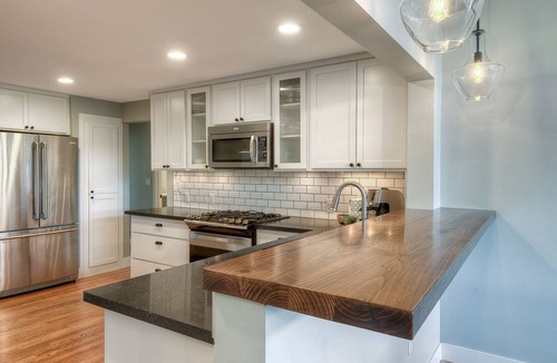 Alki House | Beautifully Remodeled - 5Bed/3Bath - by Alki Beach & Downtown