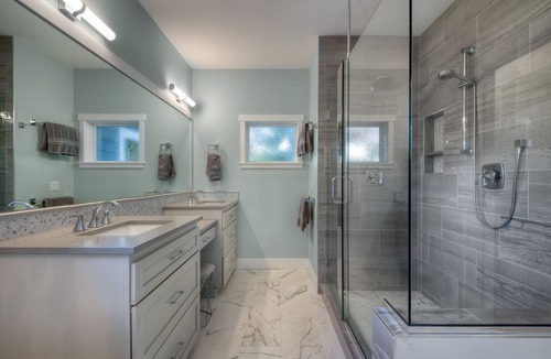 Alki House | Beautifully Remodeled - 5Bed/3Bath - by Alki Beach & Downtown