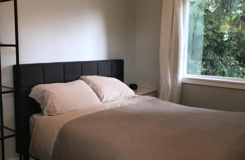 Alki House | Beautifully Remodeled - 5Bed/3Bath - by Alki Beach & Downtown