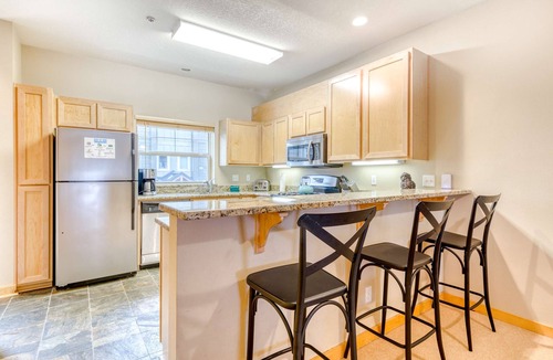 Government Camp Condo | Beautifully updated Mt Hood condo with pool & hot tub & easy access to skiing