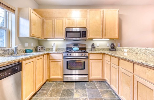 Government Camp Condo | Beautifully updated Mt Hood condo with pool & hot tub & easy access to skiing