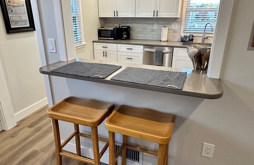 Brownstown House | Beautifully Updated/2 Kings/Fully Fenced Back Yard!
