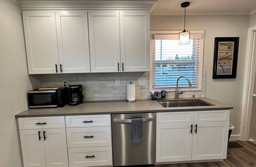 Brownstown House | Beautifully Updated/2 Kings/Fully Fenced Back Yard!
