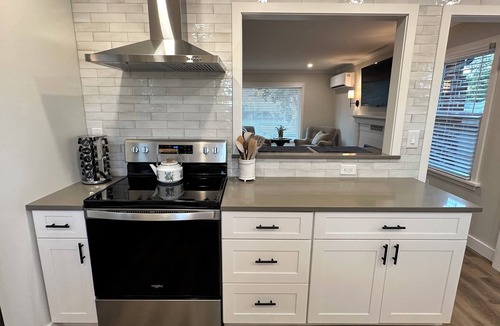 Brownstown House | Beautifully Updated/2 Kings/Fully Fenced Back Yard!