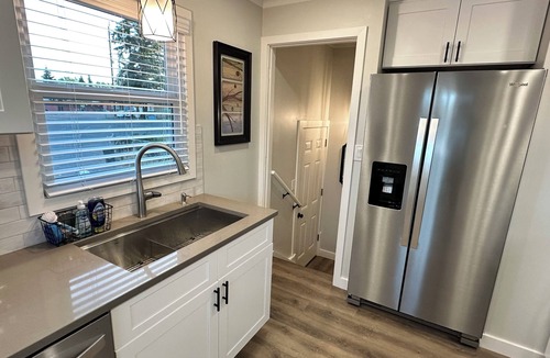 Brownstown House | Beautifully Updated/2 Kings/Fully Fenced Back Yard!