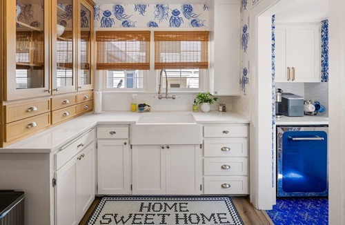 Amazon House | Bella Azul - Charming Home Minutes From Campus 3 Bedroom Home