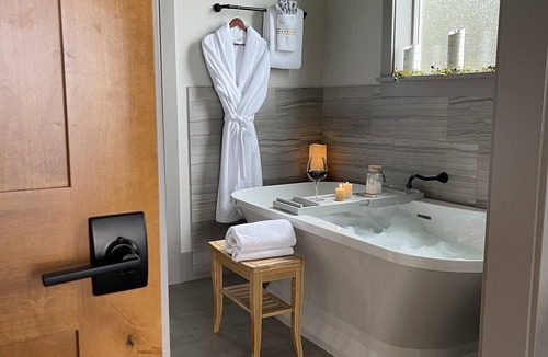 Amity Bed & Breakfast | Bella Collina Bed & Breakfast