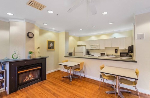 Belltown Apartment | Belltown's Flower Moon, near The Space Needle