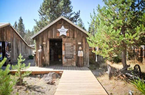 Three Rivers Resort | Bend-Sunriver Camping Resort Wheelchair Accessible Yurt 13
