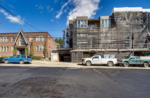 Miller Park Apartment | Best capital hill location studio close to fun w/free parking/fitness center