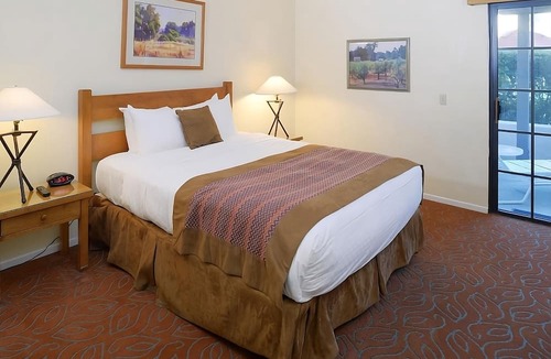 San Diego Country Estates Hotel | Best Place to Unwind! 4 Great Units, Pool, Parking, Near Mt. Woodson Golf Club