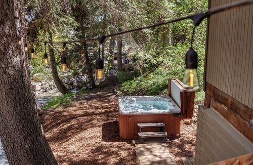 Sundance Cabin | BEST STREAM VIEWS, HOT TUB, PRIVATE SETTING, BIG PINE CANYON