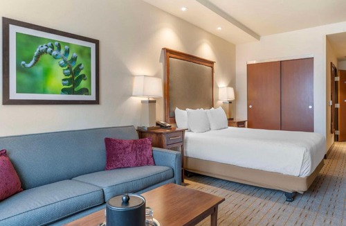 Lebanon Hotel | Best Western Premier Boulder Falls Inn