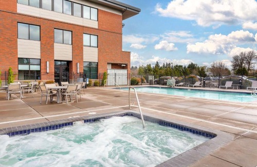 Lebanon Hotel | Best Western Premier Boulder Falls Inn