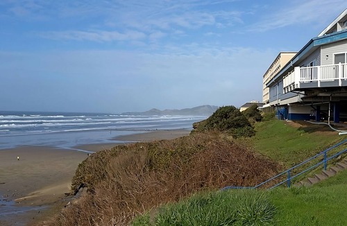 Newport Hotel | Better Choice for your Vacation! Comfy Unit For 4, Pets Allowed, Parking!