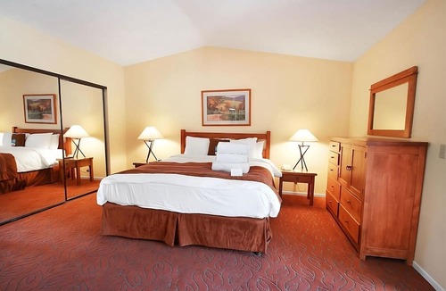 San Diego Country Estates Hotel | Better Choice for your Vacation! Three Classy Units, Outdoor Pool, Free Parking!
