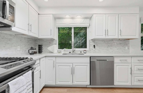 Beverly Glen House | Beverly Hills 2BR | Pool & Views | C&C