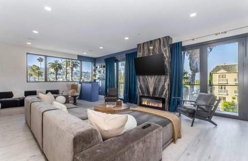 Beverly Grove Apartment | Beverly Hills Skyline Retreat with Rooftop Jacuzzi