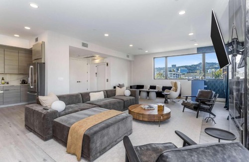Beverly Grove Apartment | Beverly Hills Skyline Retreat with Rooftop Jacuzzi