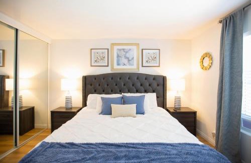 Alamitos Beach Apartment | Big Balcony - Parking Spot - King Bed - Fast WiFi