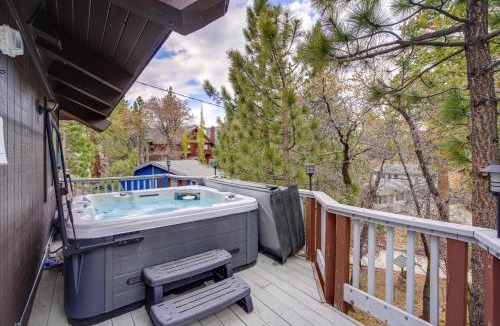 Upper Moonridge House | Big Bear Cabin w/Hot Tub < 3 Mi to Skiing!