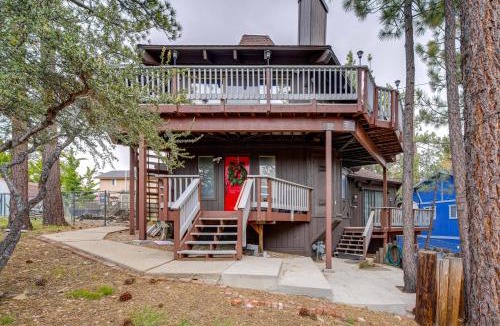 Upper Moonridge House | Big Bear Cabin w/Hot Tub < 3 Mi to Skiing!