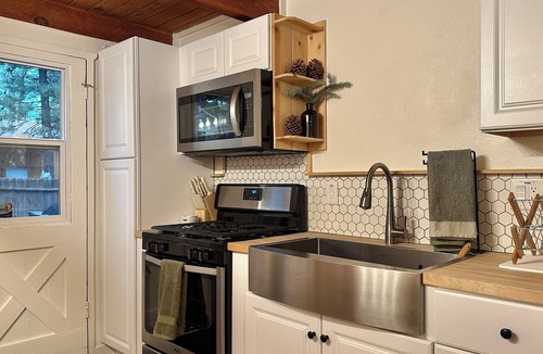 Big Bear City Ski Chalet | Big Bear Cozy Chalet: Ski, Village, Lake & Hot Tub