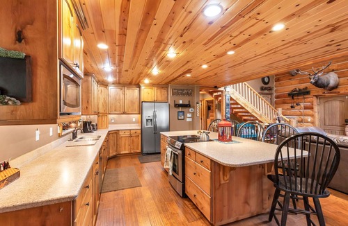 Tollgate Canyon Cabin | Big Bear Lodge: Mountain 7BR Hot Tub, Sauna, Fast WIFI, near Park City