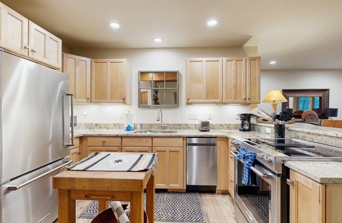 Bigfork House | Big Fork rustic loft cabin with forest views, WiFi, 5 miles to Flathead Lake