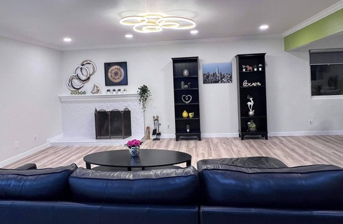 Fountain Valley House | Big home near Beaches, Knott Berry Farm, Disneyland
