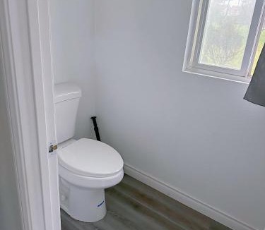 Fontana House | Big master bedroom private bathroom