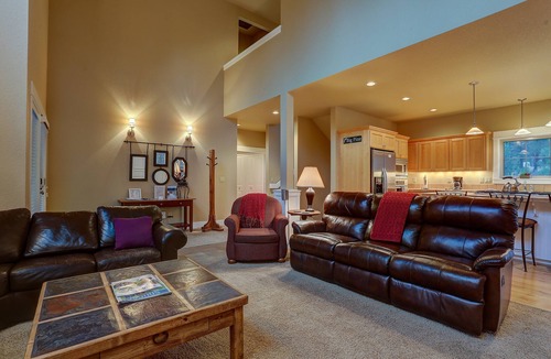 RiverWild House | Big Pine - Community Hot Tub, Launch for Adventure, On River Trail, Ski/Drying Rack