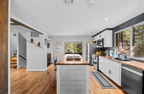 Flagstaff House | Big R Lodge | Hot Tub, Arcades & Large Deck | Retreat Near Flagstaff Attractions