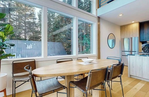 Hyak House | Bigfoot's Basecamp - 4BR Snoqualmie Pass Retreat, Hot Tub, Pets Welcome