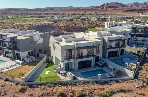 Washington House | Birdie On The 8th | Private Pool/Hot Tub