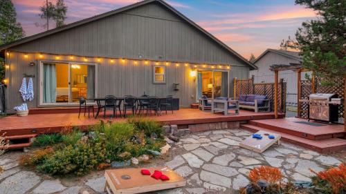 Oregon Water Wonderland House | Black Bear Cabin by AvantStay