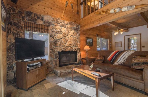 Tahoe Pines House | Black Bear Cabin in Homewood - walk to lake