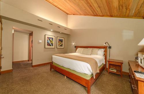 Black Butte Ranch Cabin | Black Butte Ranch Lodge Room 024