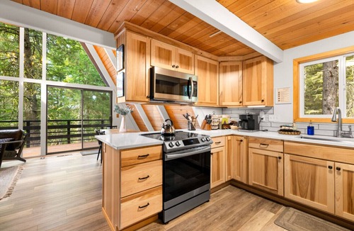 Black Butte Ranch Cabin | Black Butte Ranch: Modern Cabin Retreat, sleeps 8