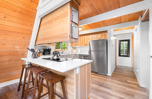 Black Butte Ranch Cabin | Black Butte Ranch: Modern Cabin Retreat, sleeps 8