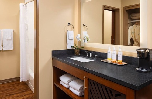 Crown Point Hotel | Blissful Retreat Room Perfect for Romantic Getaways – Pacific Ocean Steps Away