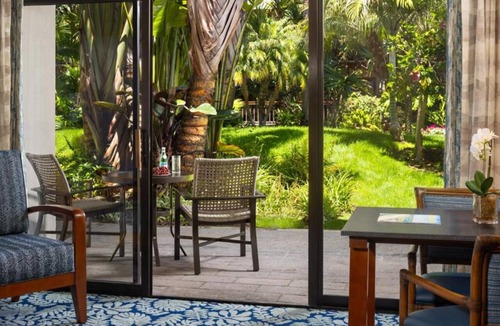 Crown Point Hotel | Blissful Retreat Room Perfect for Romantic Getaways – Pacific Ocean Steps Away