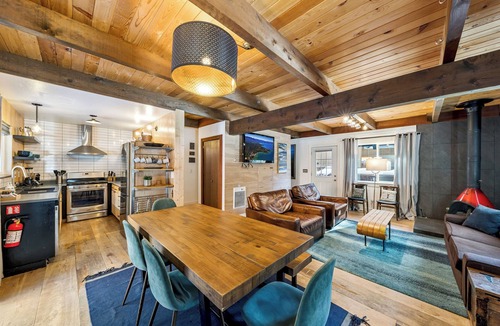Pioneer Trail Cabin | Blue Bear Cabin: Pet Friendly, EV Charger, BBQ