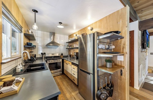Pioneer Trail Cabin | Blue Bear Cabin: Pet Friendly, EV Charger, BBQ