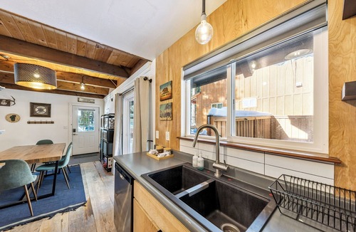 Pioneer Trail Cabin | Blue Bear Cabin: Pet Friendly, EV Charger, BBQ