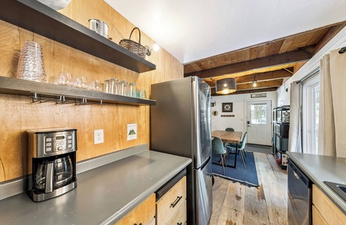 Pioneer Trail Cabin | Blue Bear Cabin: Pet Friendly, EV Charger, BBQ