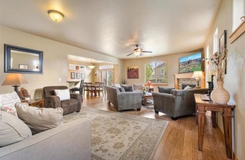 Southwest Bend House | Bluebird Day - Canyon Retreat