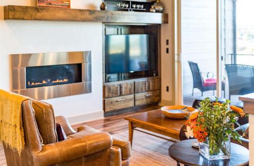 Southern Crossing House | Bluebird Day - Smokestack River House