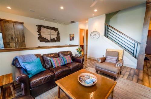 Southern Crossing House | Bluebird Day - Smokestack River House